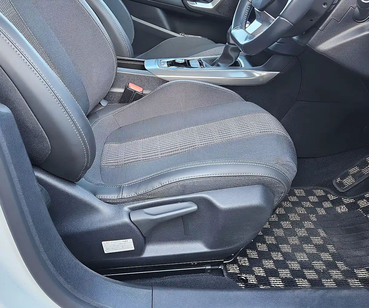 Used 2018 Peugeot 308 Allure Candy White - Interior and Exterior details 15
