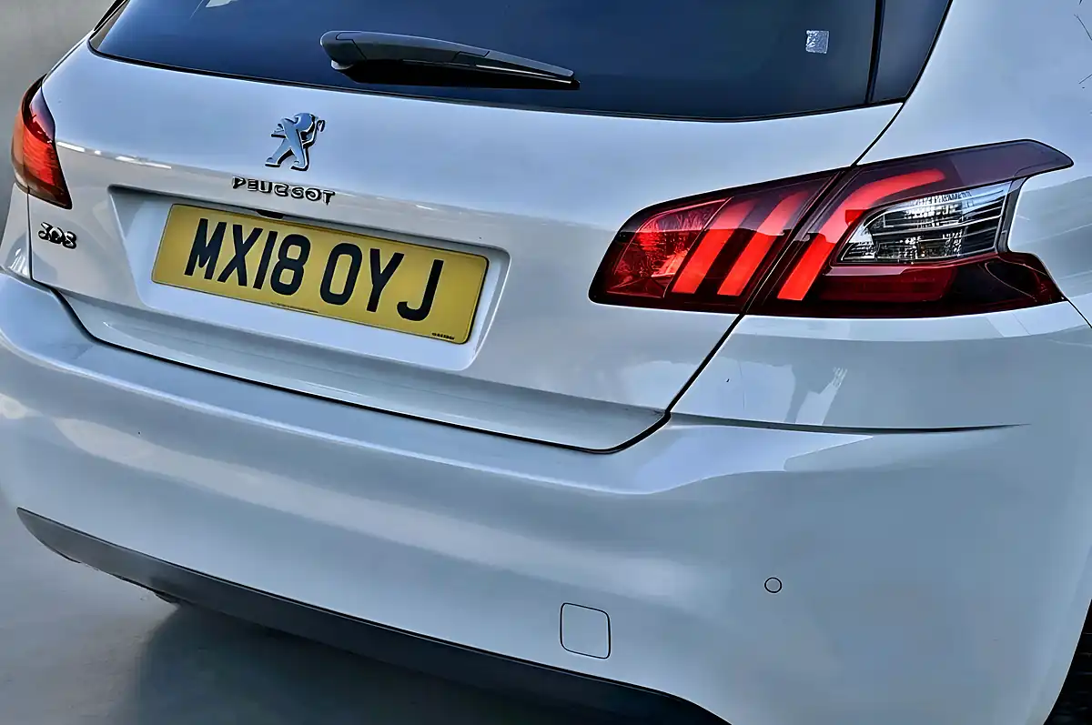 Used 2018 Peugeot 308 Allure Candy White - Interior and Exterior details 8