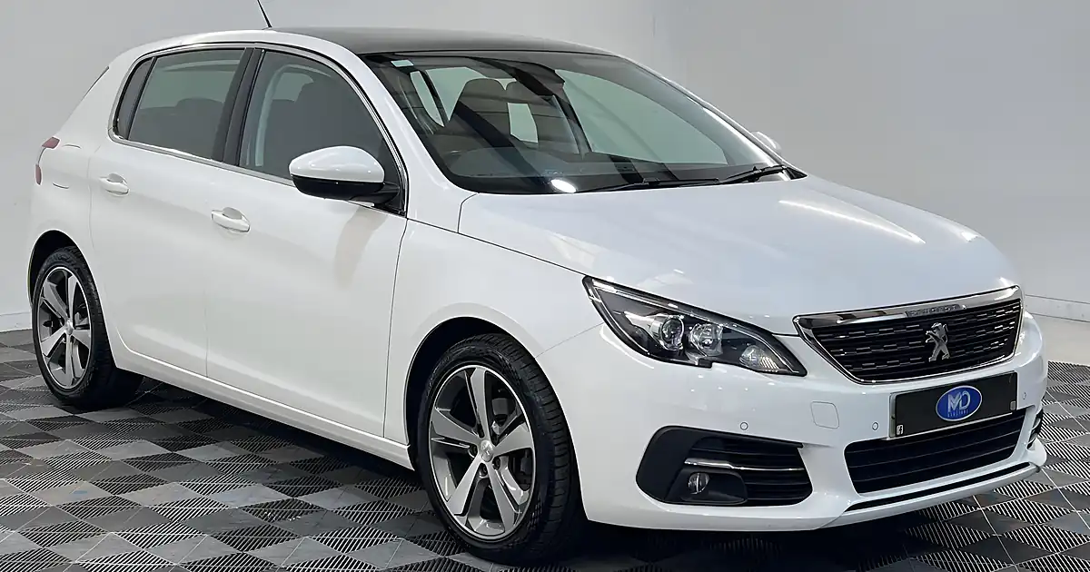 Used 2018 Peugeot 308 Allure White - Front View
