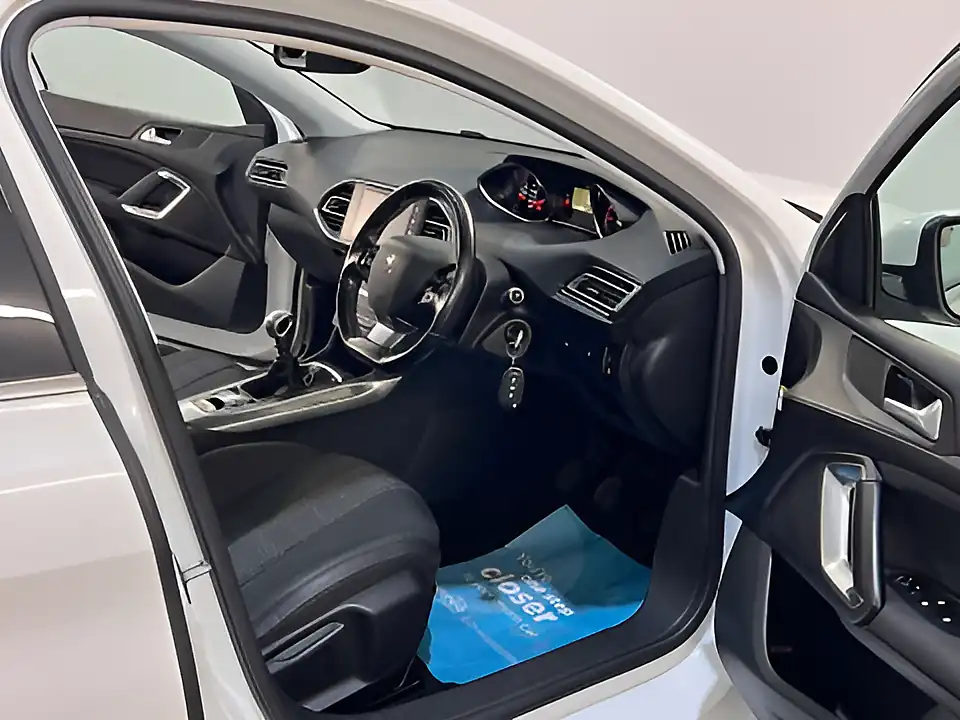 Used 2018 Peugeot 308 Allure White - Interior and Exterior details 11