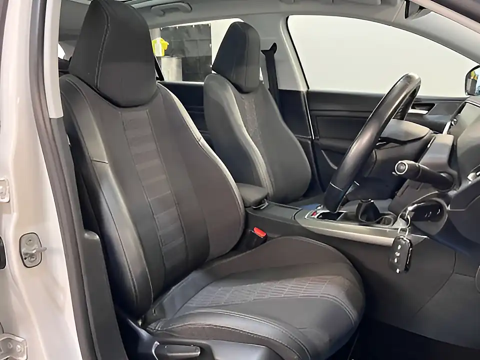 Used 2018 Peugeot 308 Allure White - Interior and Exterior details 14