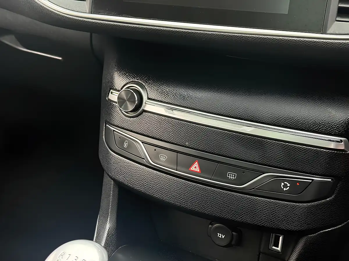 Used 2018 Peugeot 308 GT Line Blue - Interior and Exterior details 15