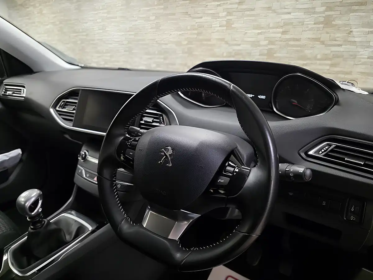 Used 2018 Peugeot 308 Sw Active Blue - Interior and Exterior details 5