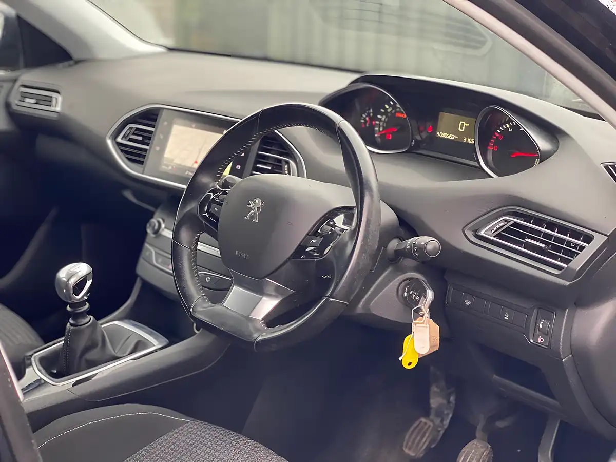Used 2018 Peugeot 308 Sw Active Blue - Interior and Exterior details 11