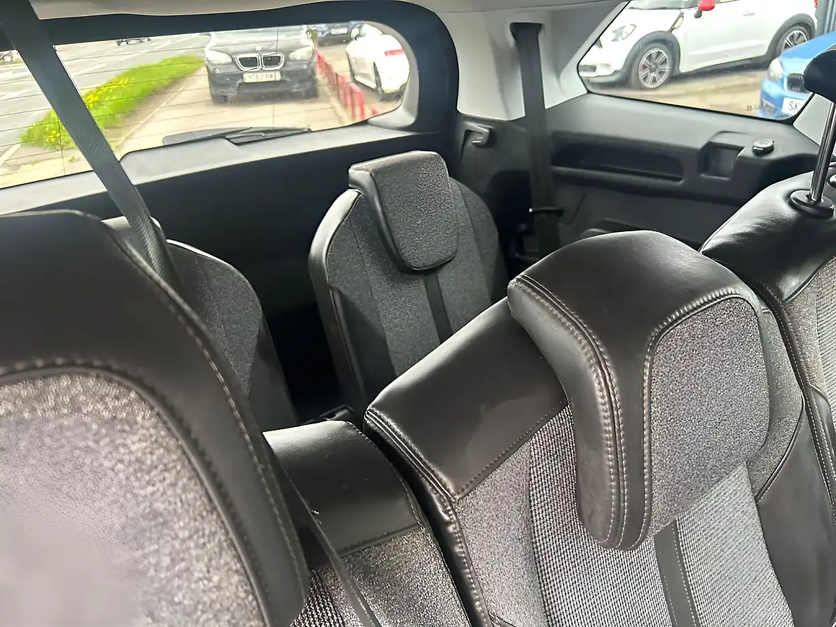 Used 2018 Peugeot 5008 Allure Grey - Interior and Exterior details 13