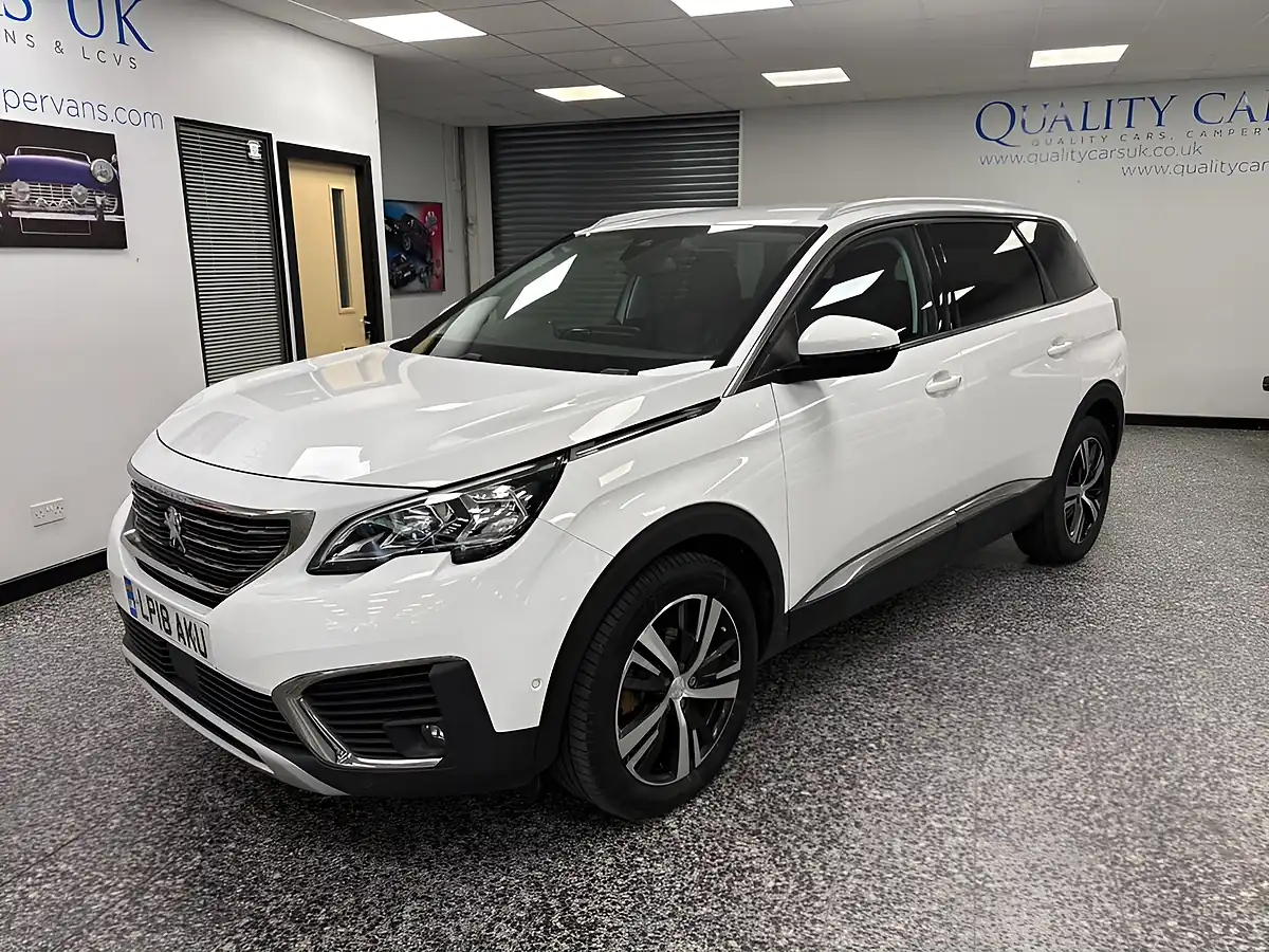 Used 2018 Peugeot 5008 Allure White - Front View