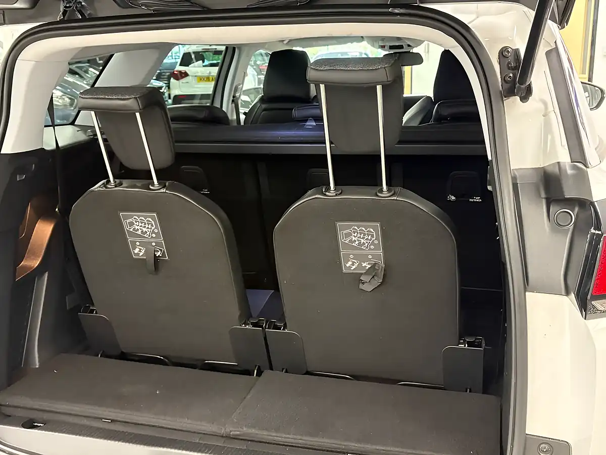 Used 2018 Peugeot 5008 Allure White - Interior and Exterior details 16