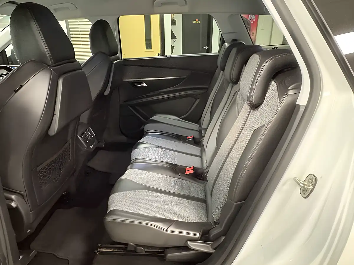 Used 2018 Peugeot 5008 Allure White - Interior and Exterior details 17