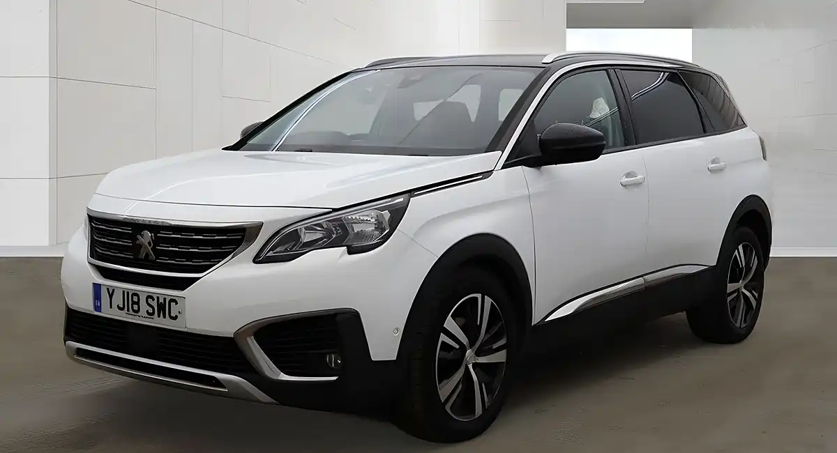 Used 2018 Peugeot 5008 Allure White - Front View