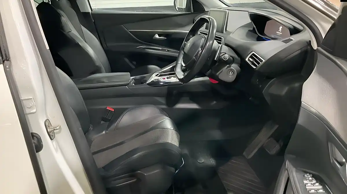 Used 2018 Peugeot 5008 Allure White - Interior and Exterior details 8