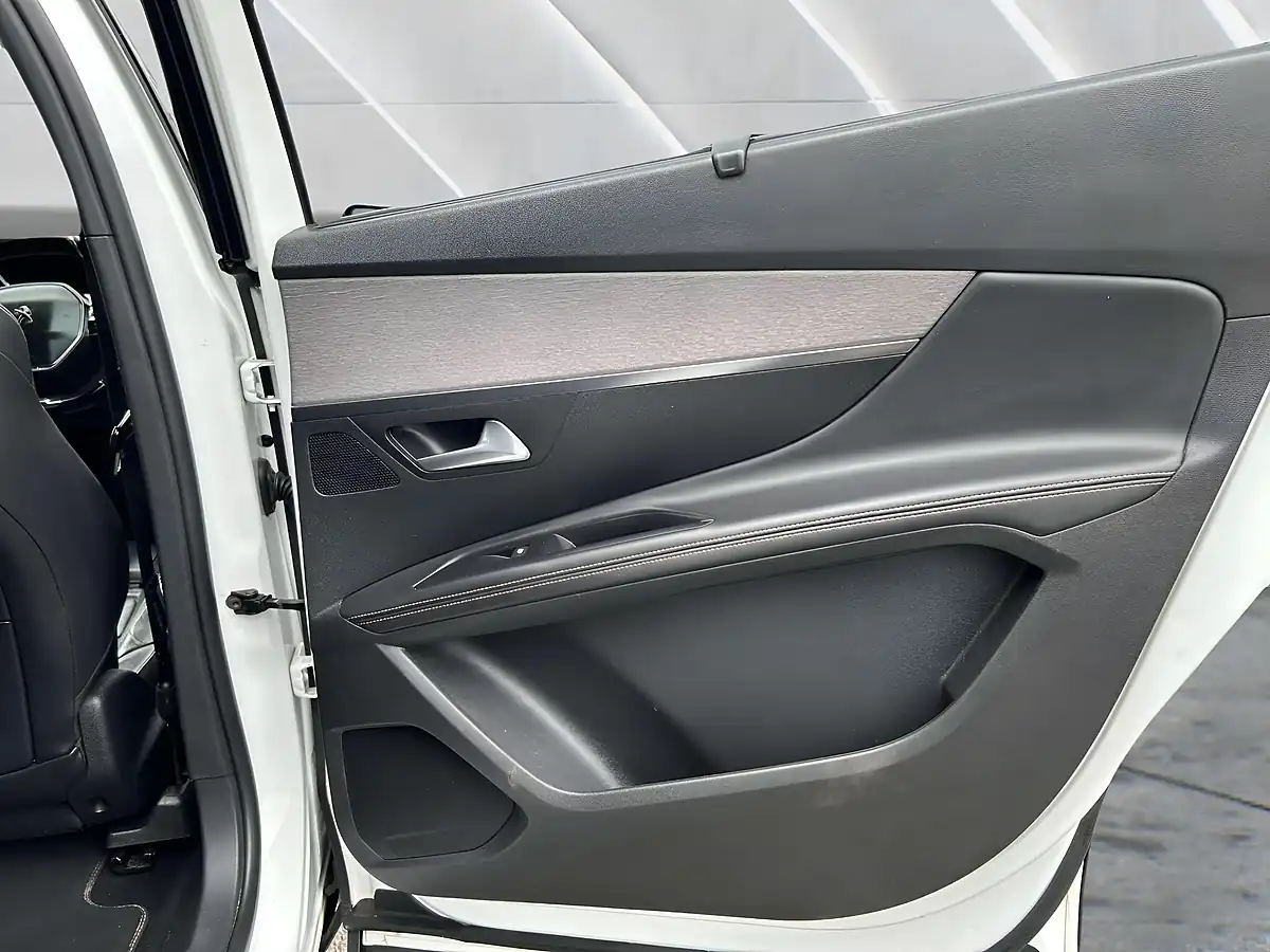 Used 2018 Peugeot 5008 GT White - Interior and Exterior details 15