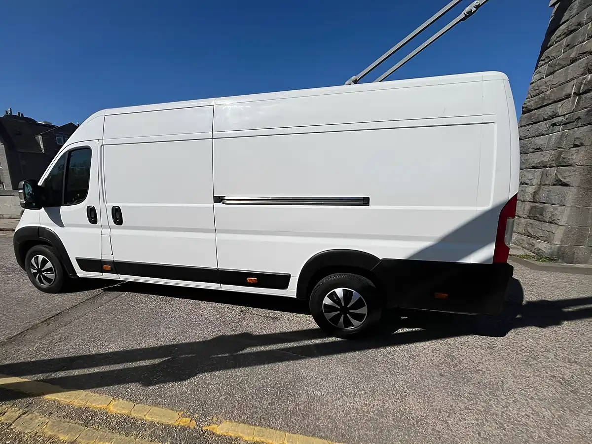 Used 2018 Peugeot Boxer 435 Professional White - Interior and Exterior details 6