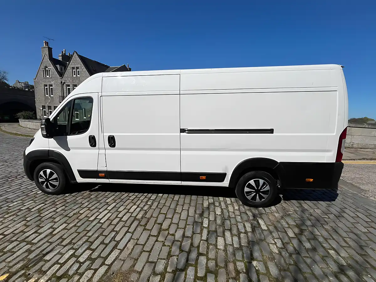 Used 2018 Peugeot Boxer 435 Professional White - Interior and Exterior details 9