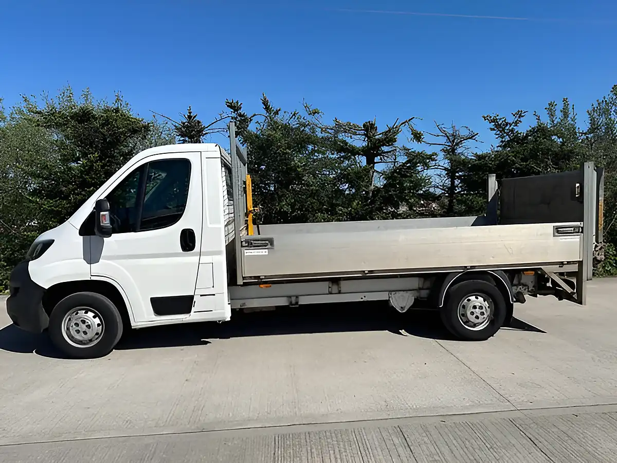 Used 2018 Peugeot Boxer Dropside Taillift White - Interior and Exterior details 3