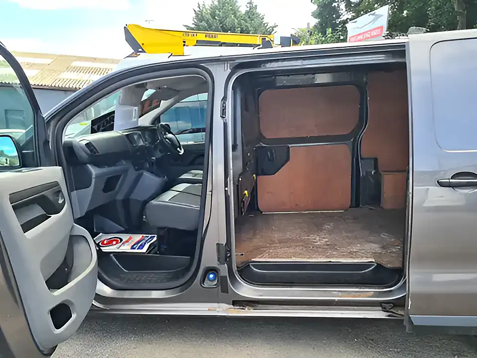 Used 2018 Peugeot Expert Pro Longwheelbase - Interior and Exterior details 7