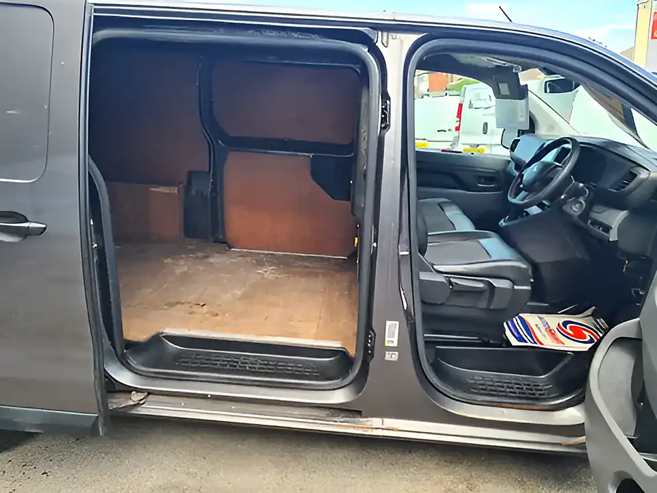 Used 2018 Peugeot Expert Pro Longwheelbase - Interior and Exterior details 9