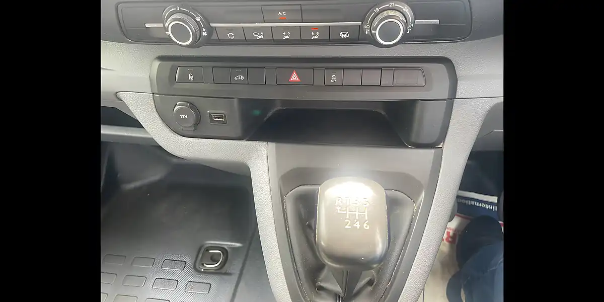 Used 2018 Peugeot Expert Professional Standard Flame Red - Interior and Exterior details 13
