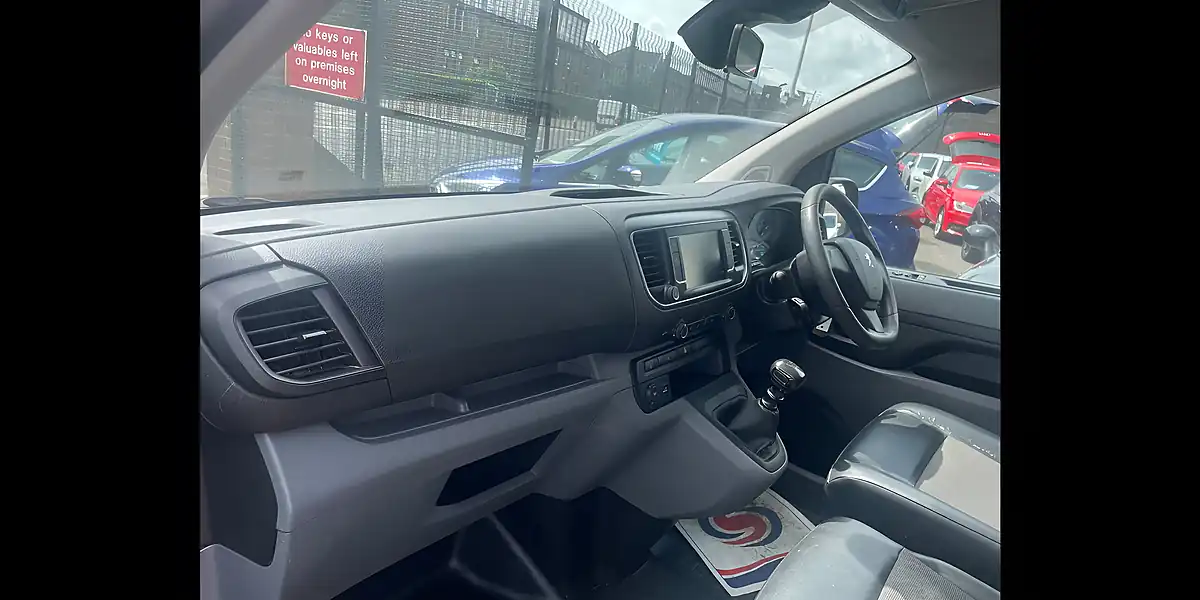 Used 2018 Peugeot Expert Professional Standard Flame Red - Interior and Exterior details 8