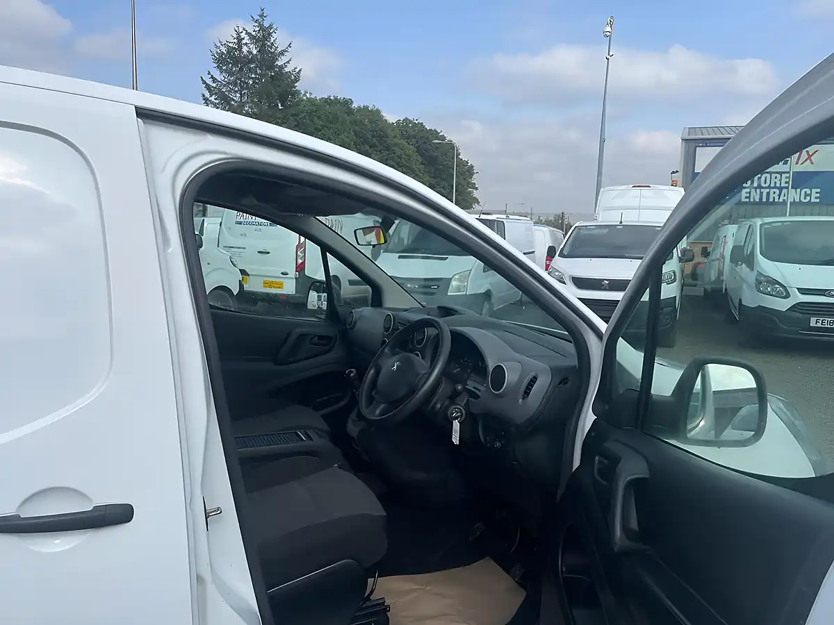 Used 2018 Peugeot Partner 744 S White - Interior and Exterior details 9