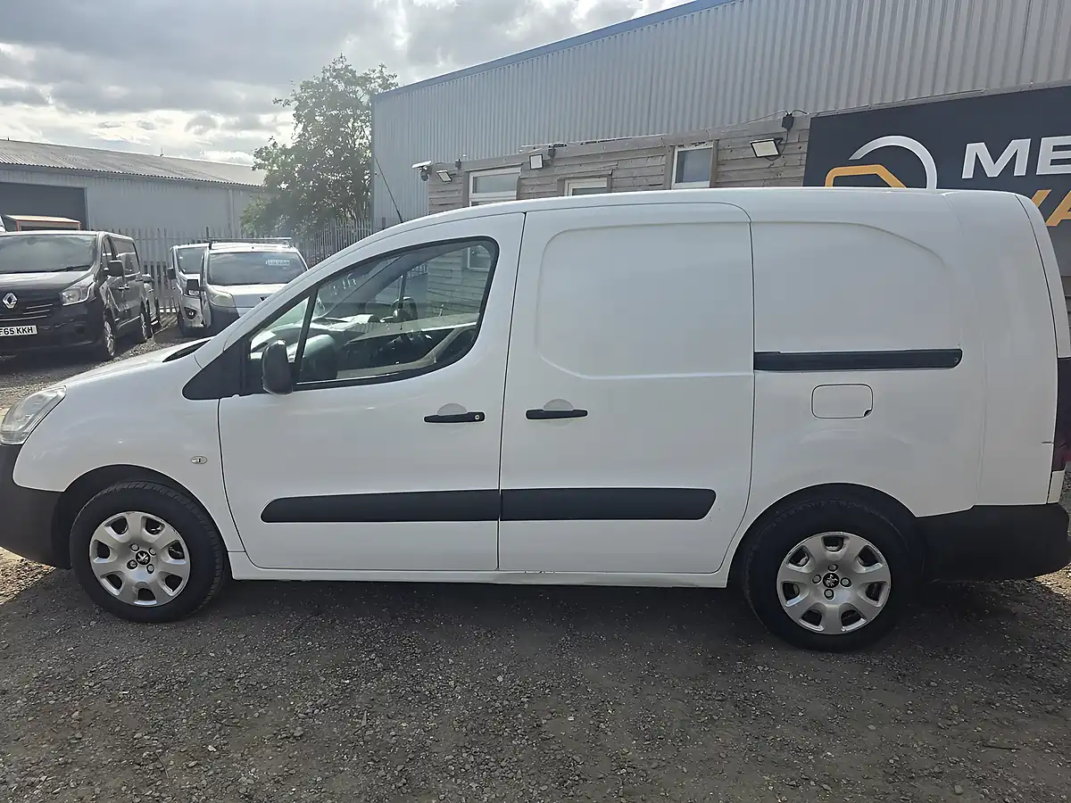 Used 2018 Peugeot Partner 744 S White - Interior and Exterior details 10