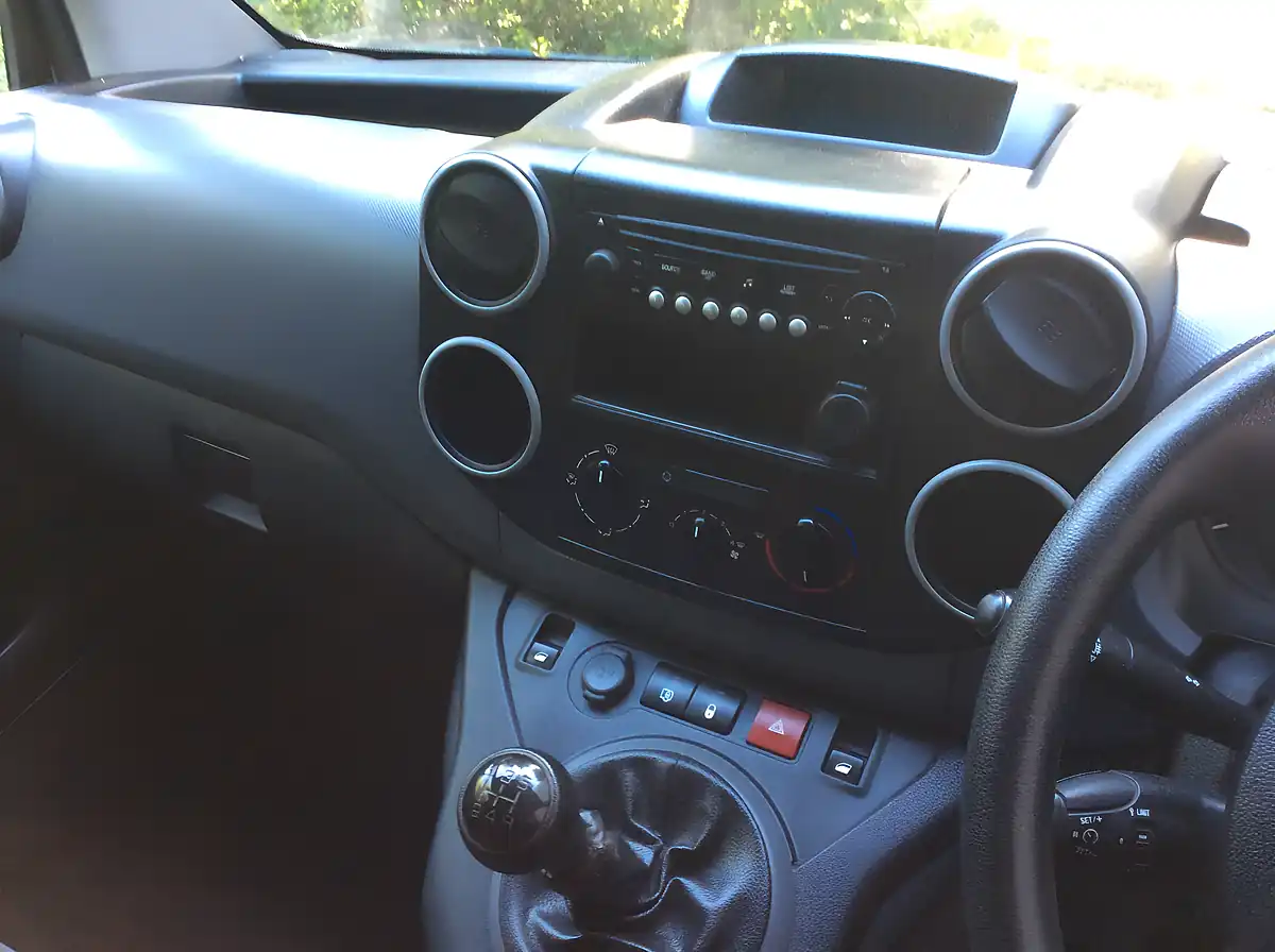 Used 2018 Peugeot Partner 854 Se White - Interior and Exterior details 10