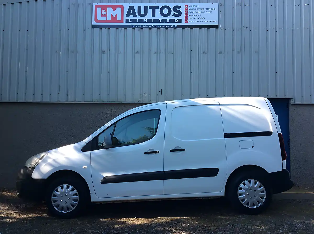 Used 2018 Peugeot Partner 854 Se White - Interior and Exterior details 4