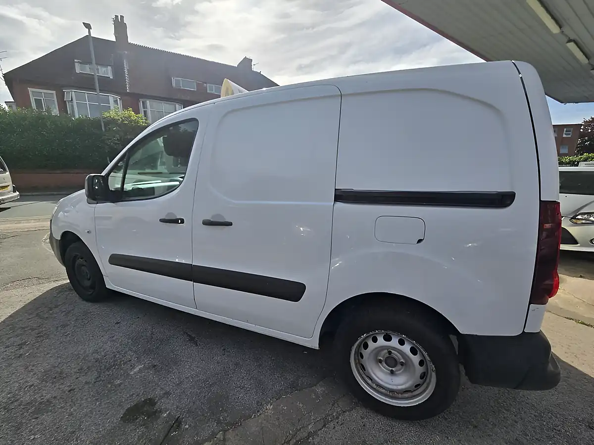Used 2018 Peugeot Partner 854 Se White - Interior and Exterior details 12