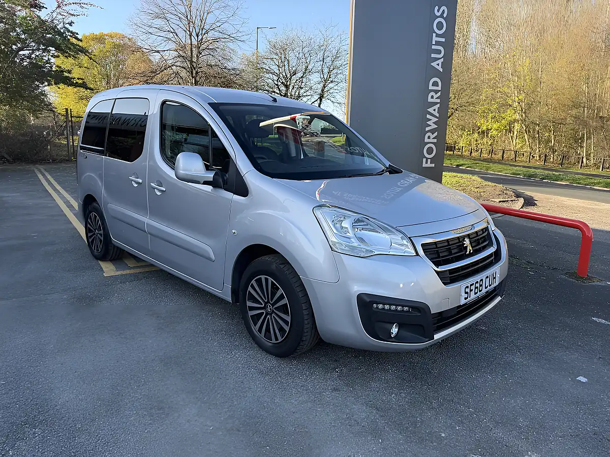 Used 2018 Peugeot Partner Horizon RS Silver - Front View