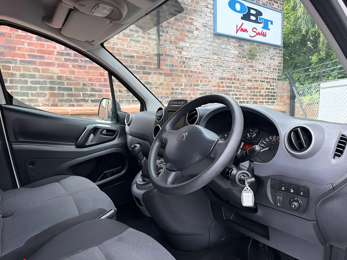 Used 2018 Peugeot Partner Professional L1 Blue White - Interior and Exterior details 8