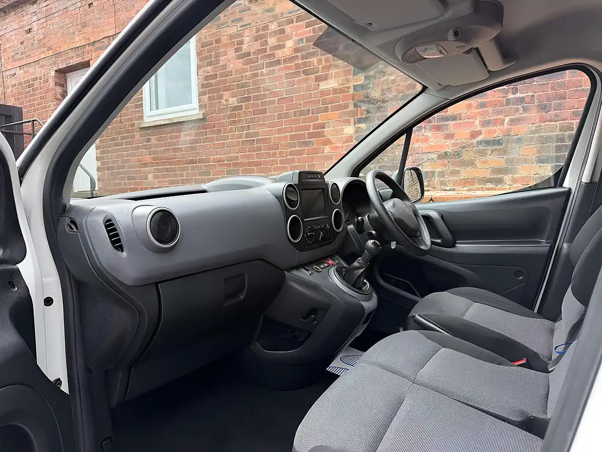 Used 2018 Peugeot Partner Professional L1 Blue White - Interior and Exterior details 9