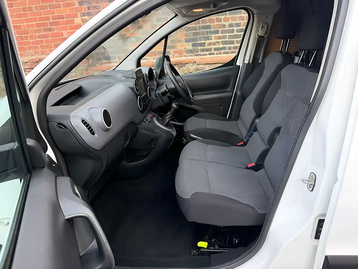 Used 2018 Peugeot Partner Professional L1 White - Interior and Exterior details 10