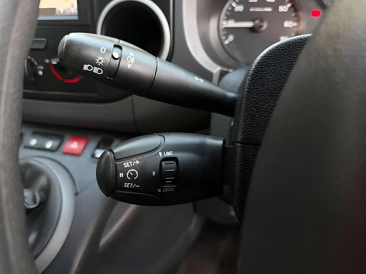 Used 2018 Peugeot Partner Professional L1 White - Interior and Exterior details 16