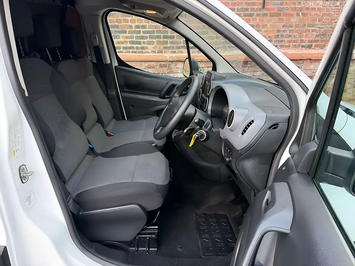Used 2018 Peugeot Partner Professional L1 White - Interior and Exterior details 7