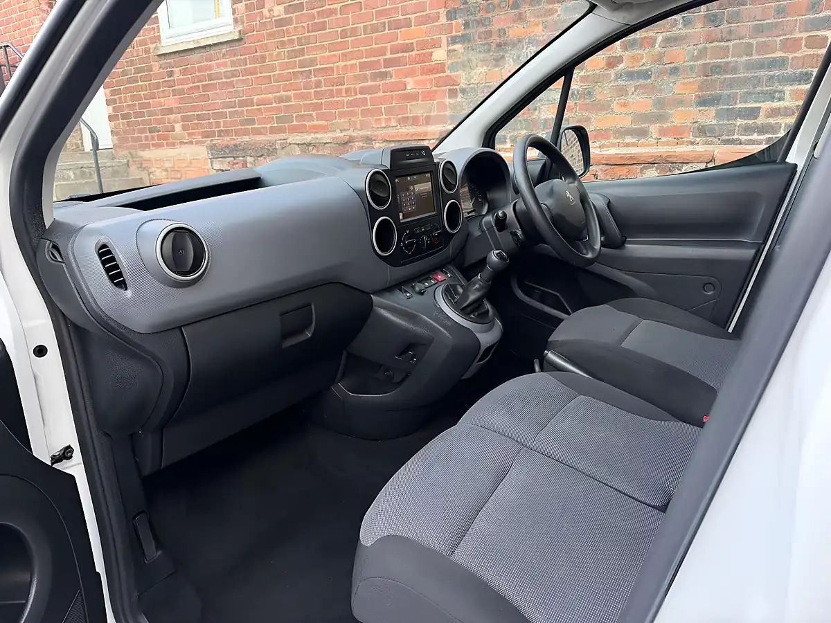 Used 2018 Peugeot Partner Professional L1 White - Interior and Exterior details 9