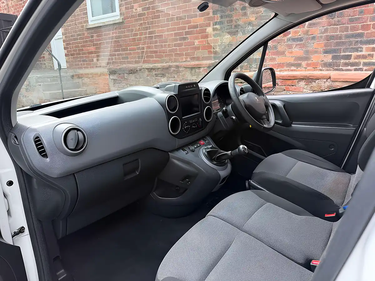 Used 2018 Peugeot Partner Professional L1 White - Interior and Exterior details 11