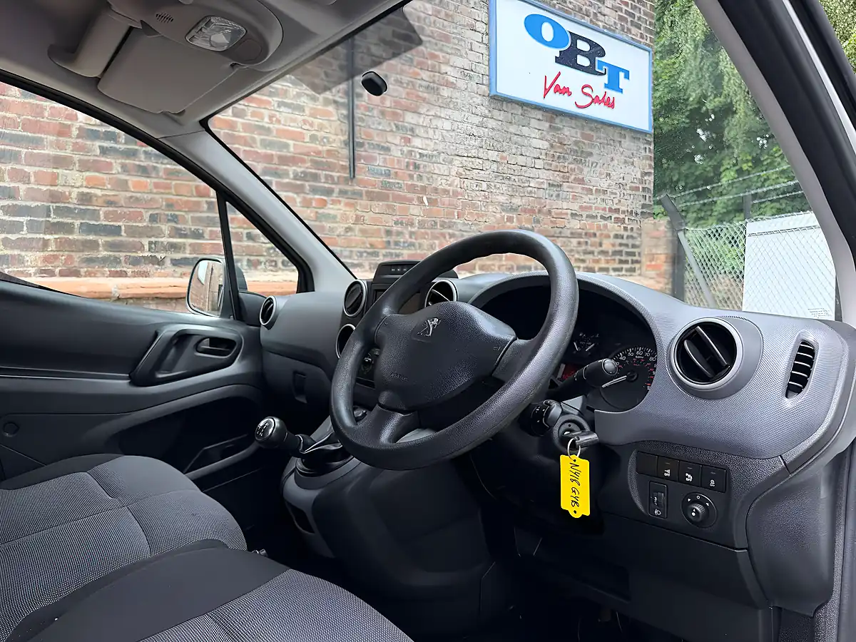 Used 2018 Peugeot Partner Professional L1 White - Interior and Exterior details 8