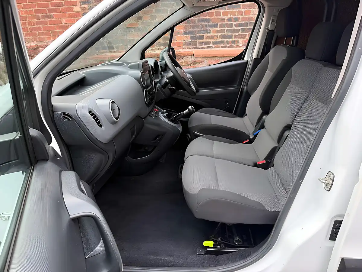Used 2018 Peugeot Partner Professional L1 White - Interior and Exterior details 9