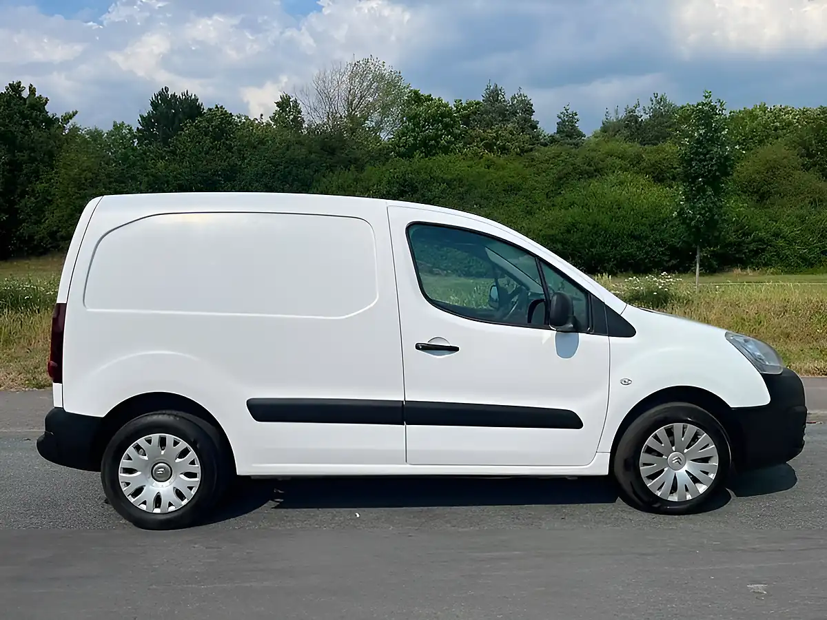 Used 2018 Peugeot Partner Professional L1 White - Front View