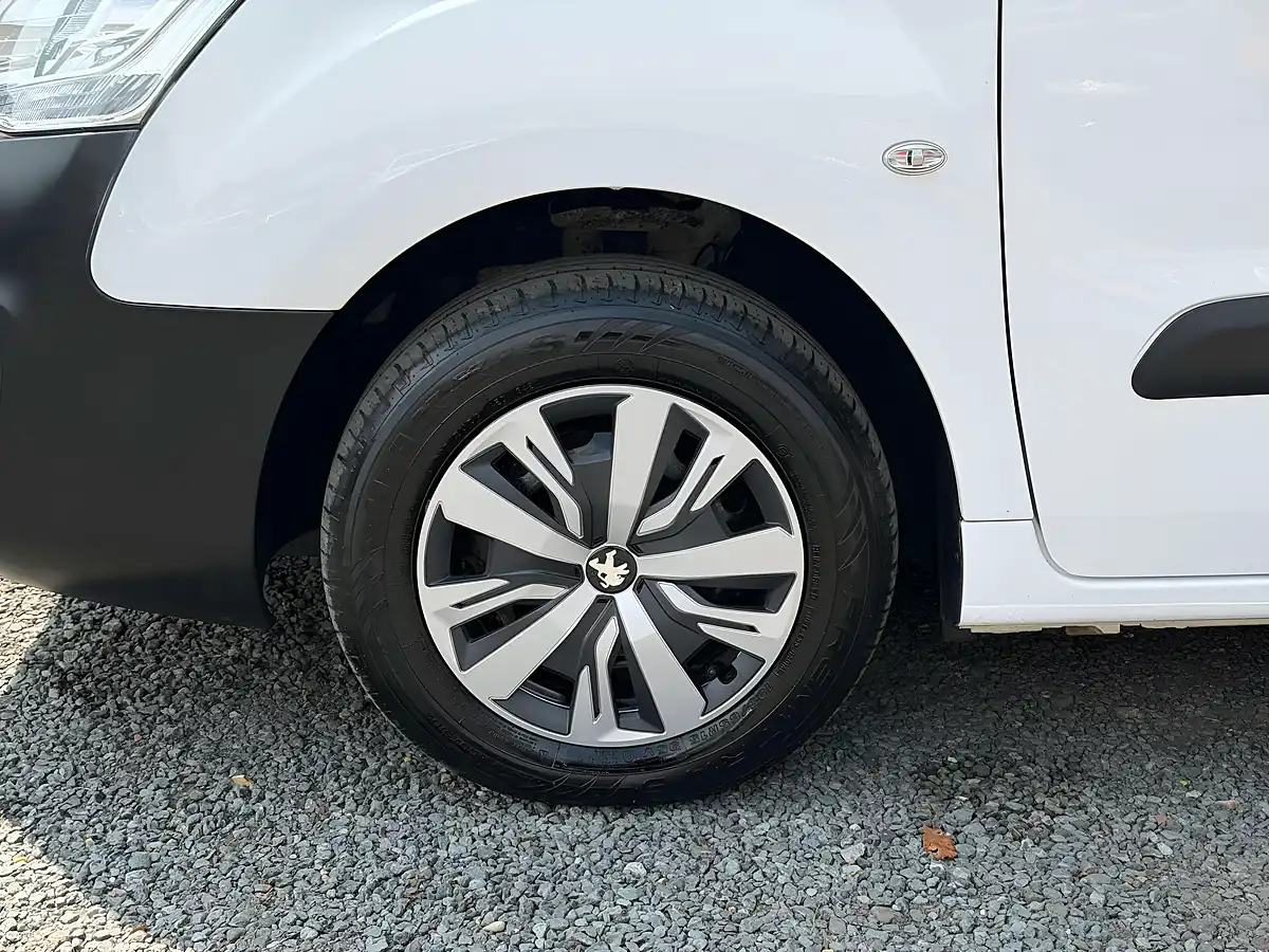 Used 2018 Peugeot Partner Professional L1 White - Interior and Exterior details 16