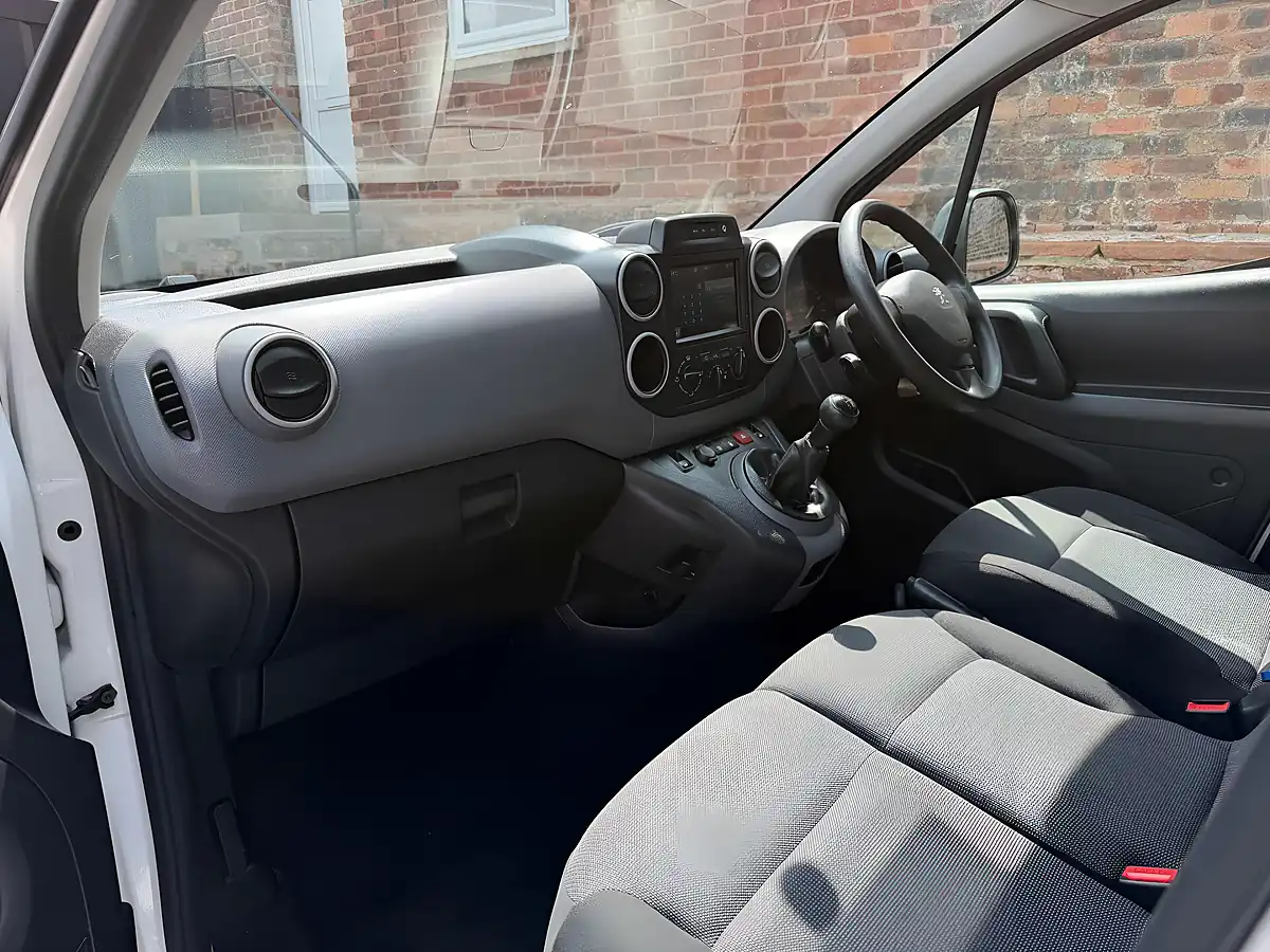 Used 2018 Peugeot Partner Professional L1 White - Interior and Exterior details 9