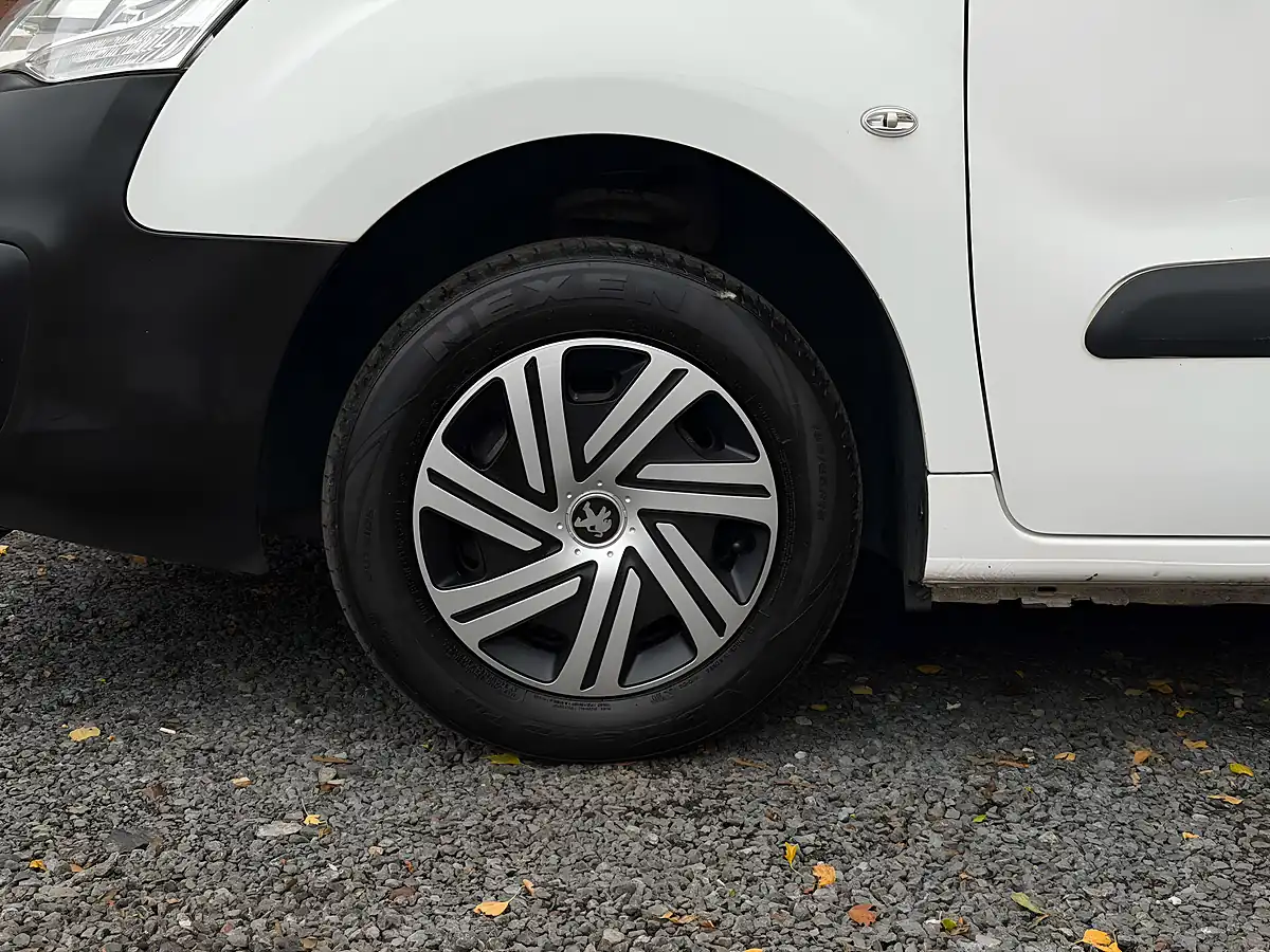 Used 2018 Peugeot Partner Professional L1 White - Interior and Exterior details 16