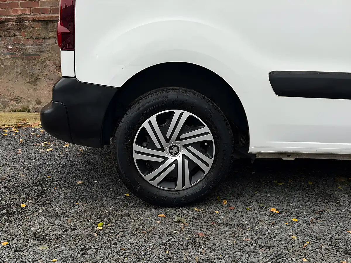 Used 2018 Peugeot Partner Professional L1 White - Interior and Exterior details 17