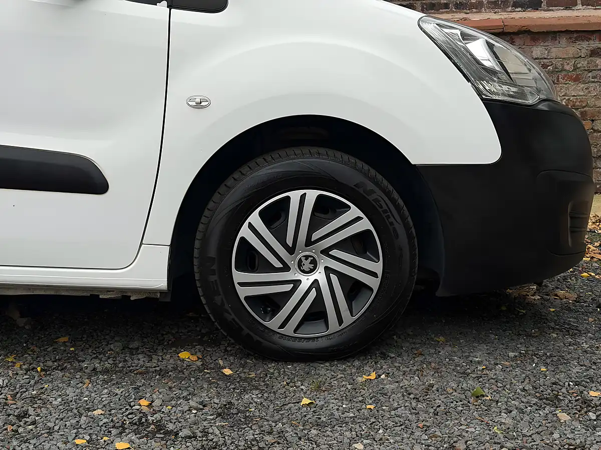 Used 2018 Peugeot Partner Professional L1 White - Interior and Exterior details 18