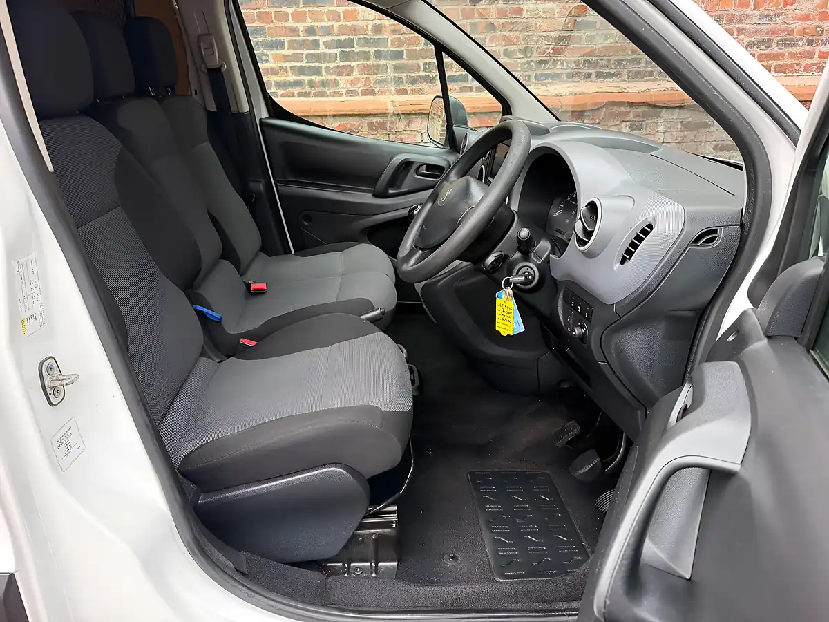Used 2018 Peugeot Partner Professional L1 White - Interior and Exterior details 7