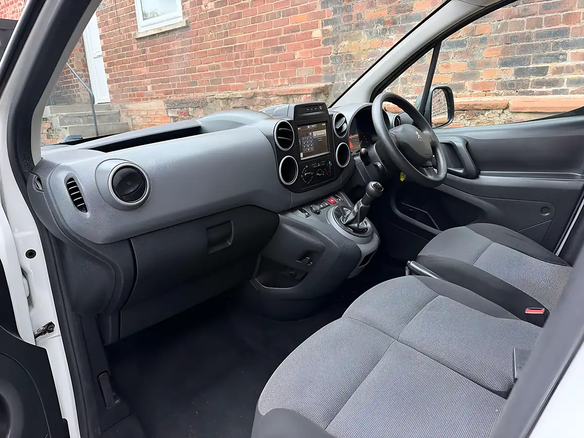 Used 2018 Peugeot Partner Professional L1 White - Interior and Exterior details 9
