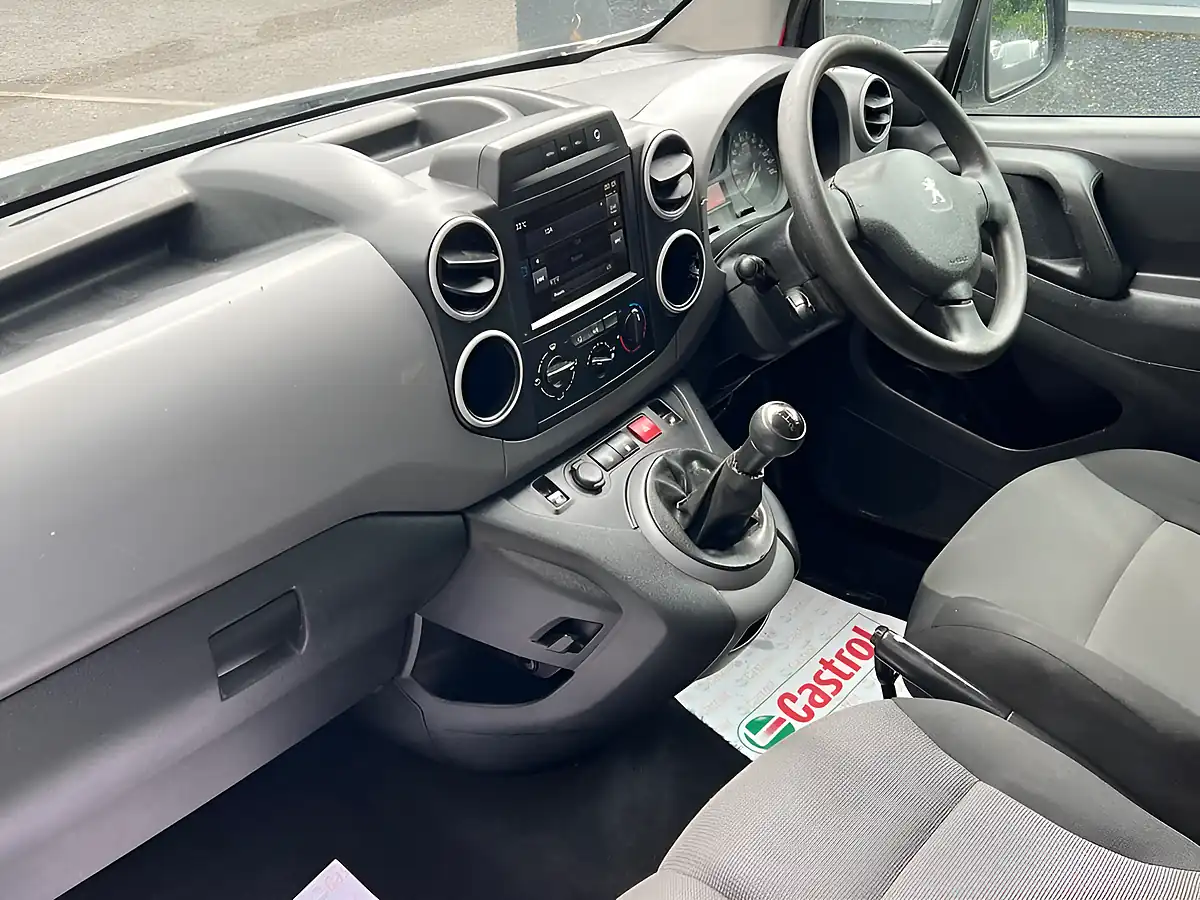 Used 2018 Peugeot Partner Professional White - Interior and Exterior details 12