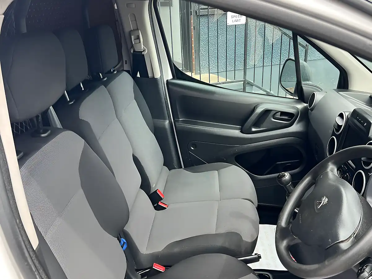 Used 2018 Peugeot Partner Professional White - Interior and Exterior details 13