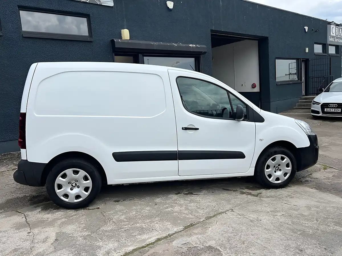 Used 2018 Peugeot Partner Professional White - Interior and Exterior details 3