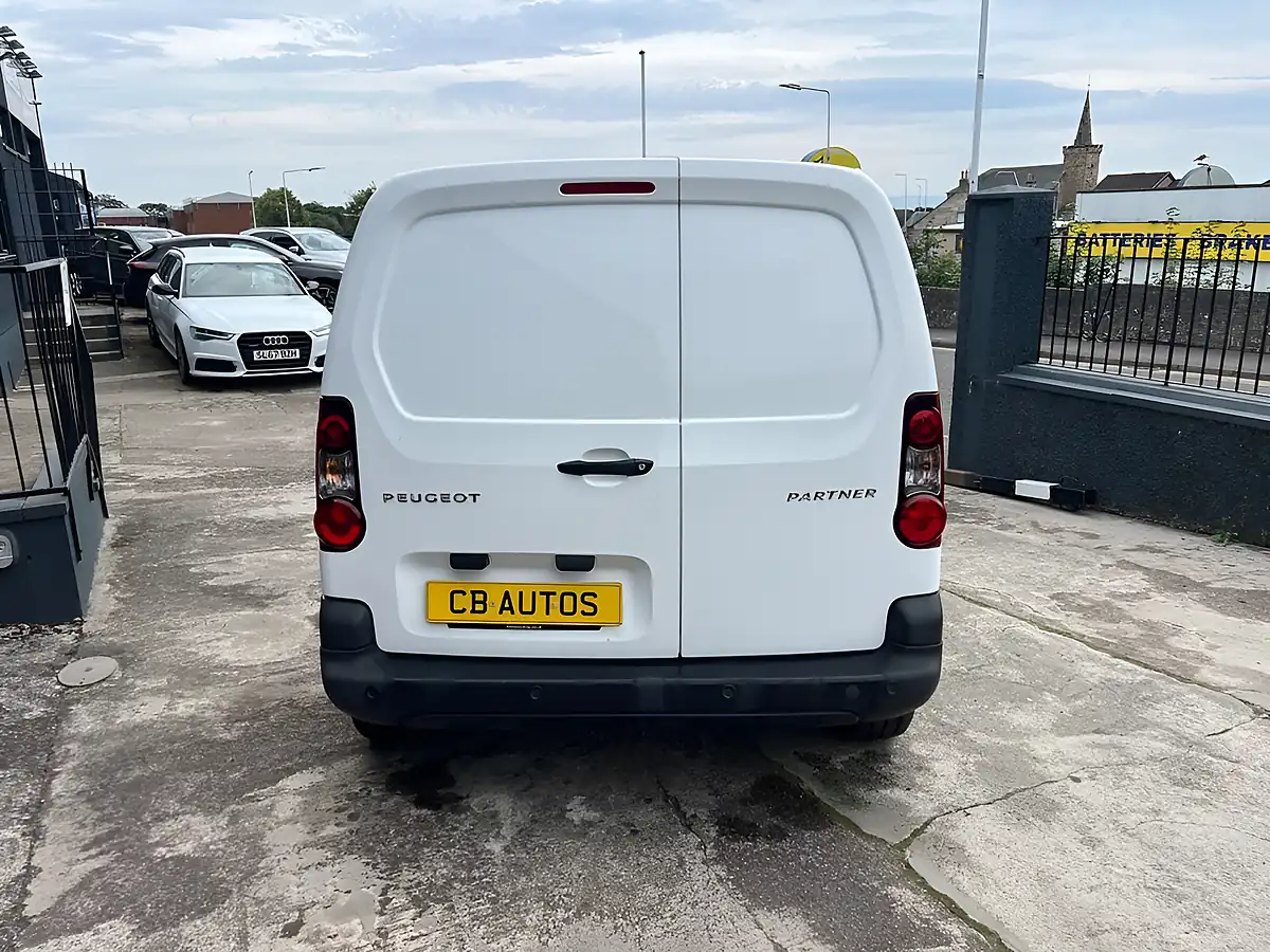 Used 2018 Peugeot Partner Professional White - Interior and Exterior details 5