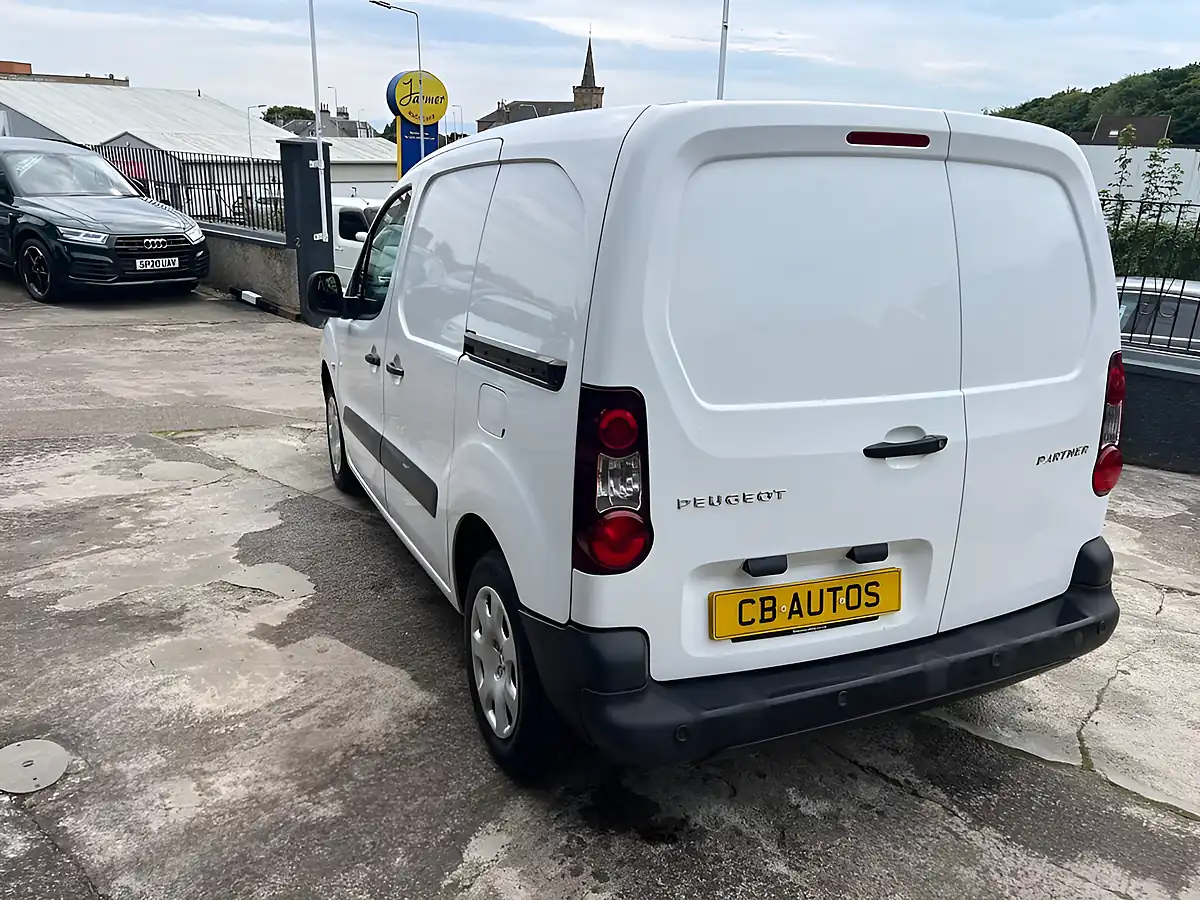 Used 2018 Peugeot Partner Professional White - Interior and Exterior details 6